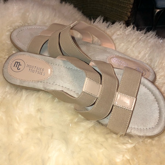 MOOTSIE TOOTSIE 'Moneal' Semi-Flat Slip-on Sandals - Picture 2 of 8